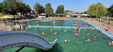 Kúpalisko s ležadlami a baldachýnmi