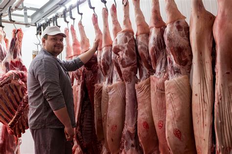 Mäso zavesené v chladiacej komore počas suchého zrenia