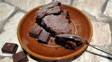Brownies s detskou výživou posypané cukrom