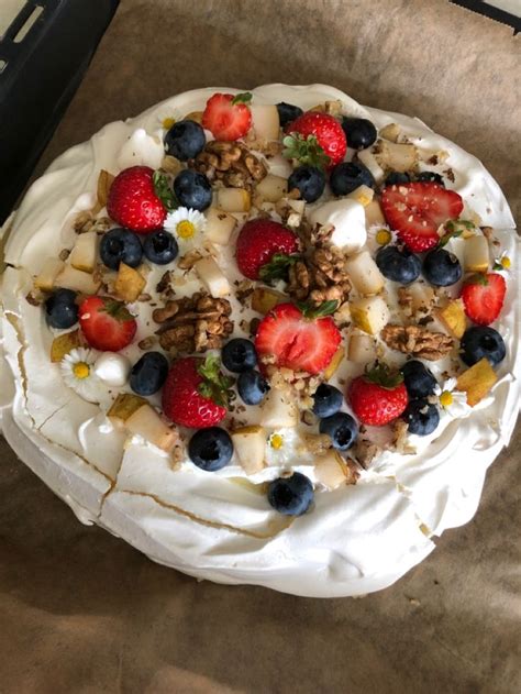 Zdobená Pavlova torta s ovocím