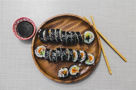 Sushi rolky pripravené na servírovanie s paličkami