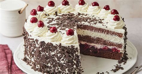 Schwarzwälder Kirschtorte s vrstvami čokoládového korpusu, šľahačky a višní