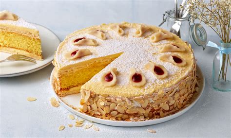 Zuger Kirschtorte s vrstvami piškótového cesta, čerešňovej náplne a smotanového krému