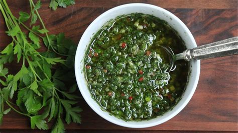 Misky s omáčkou chimichurri a salsa criolla