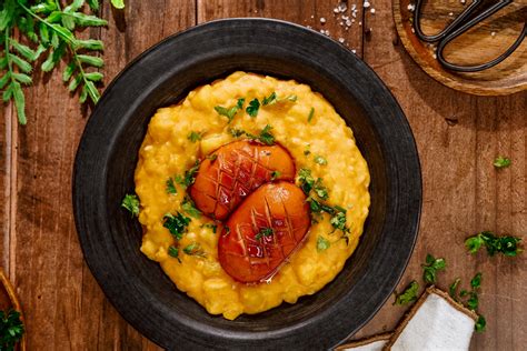 Ingrediencie na hrachový prívarok - rozložené na drevenej doske