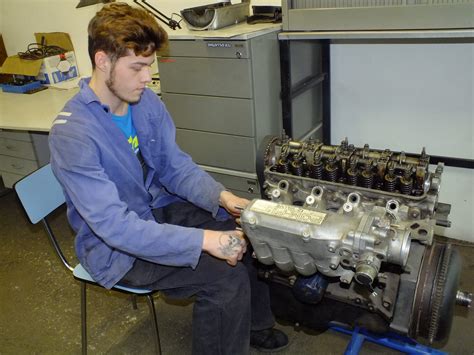 Žena automechanik v akcii