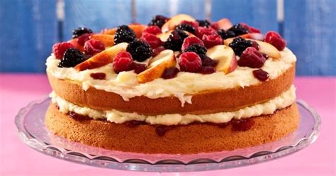 Vrstvenie krému a ovocia na tortu