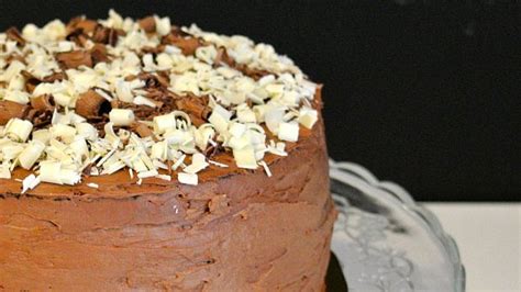 čokoládové hoblinky a ovocie na torte
