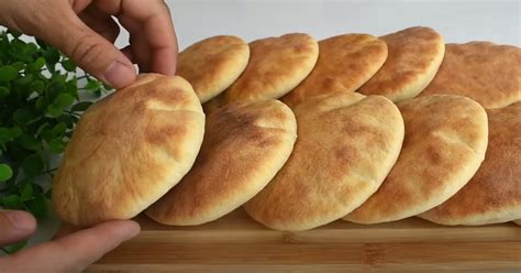 Čerstvo upečený nafúknutý pita chlieb