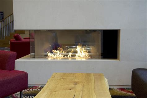 Moderný elektrický krb ako dekorácia v obývačke