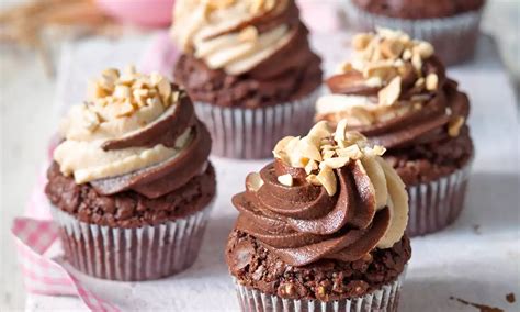 Cupcakes s elegantnými ozdobnými papierovými golierikmi