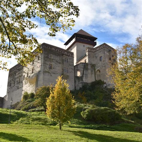 Trenčiansky hrad v jesennej scenérii