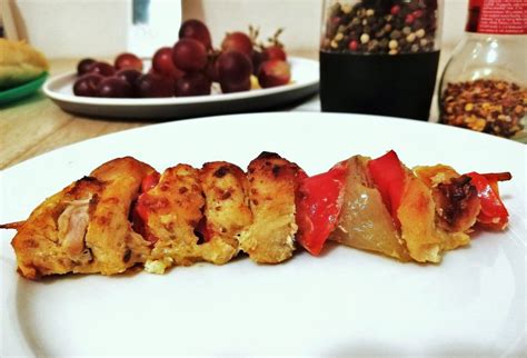 Zmes čerstvých ingrediencií pre kuracie špízy s baklažánom