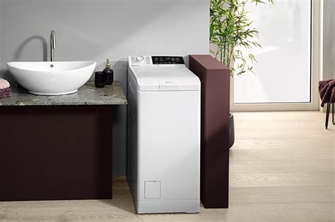 Whirlpool práčka plnená zhora v malej kúpeľni