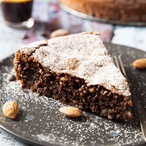 Torta Caprese ozdobená jahodami