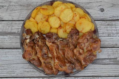 Servírovaná krkovička s pečenými zemiakmi a šalátom