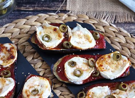 Pizza z baklažánových koliesok s paradajkami a syrom