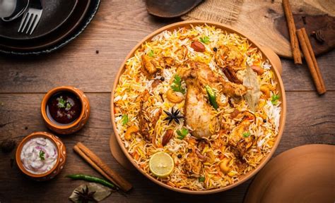 Tradičné indické Biryani v hlinenom hrnci