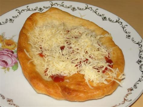 Hotové plnené langoše s cesnakom