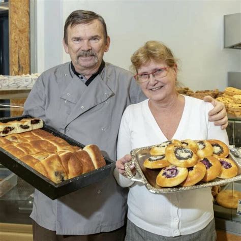 Rozmanitý výber čerstvého pečiva, koláčov a zákuskov