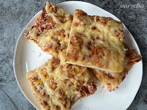 Zlatohnedé pizza štangle na plechu