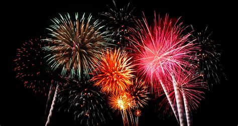 Misky s rôznymi dipmi na párty