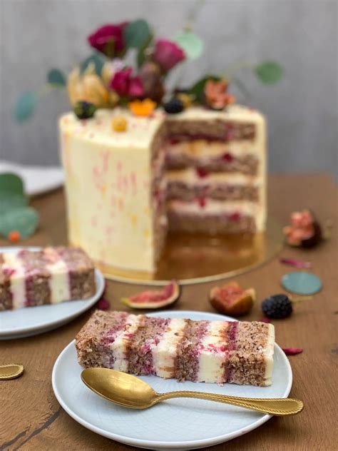 Rezaná torta s vrstvami orechov, čokolády a malín