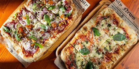 Ilustrácia rôznych druhov jedál ako pizza, burger, šalát