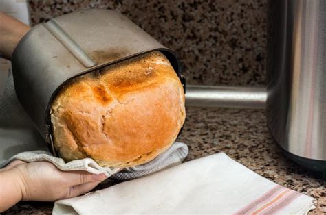 Čerstvo upečený chlieb z domácej pekárne