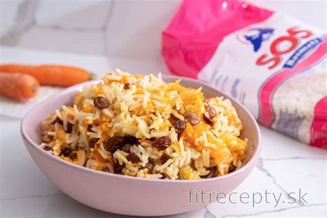 Fotografia: Tanier s hotovou indickou Basmati ryžou s mrkvou a hrozienkami