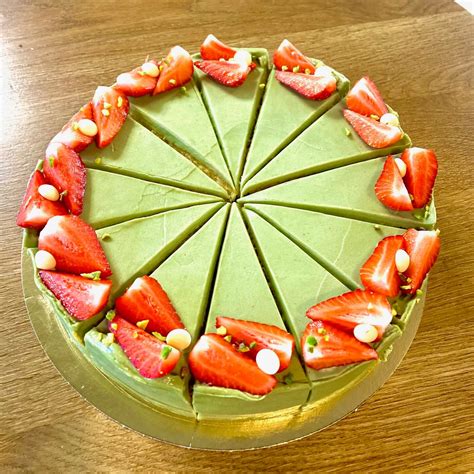 Torta s čerstvými jahodami a krémovou plnkou
