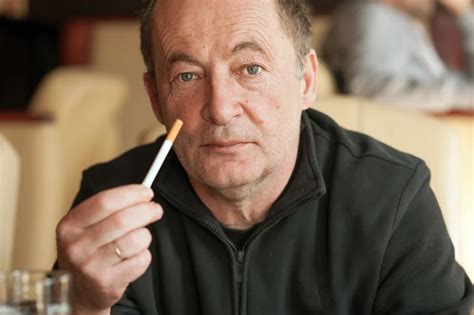 Muž fajčiaci cigaretu