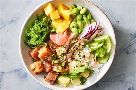 Poké bowl s rôznymi prísadami