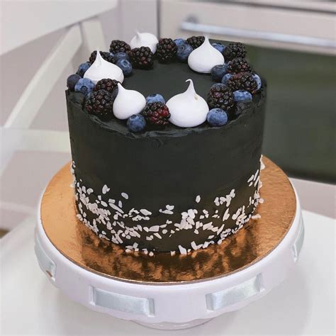 Čierna torta s čokoládovým zdobením