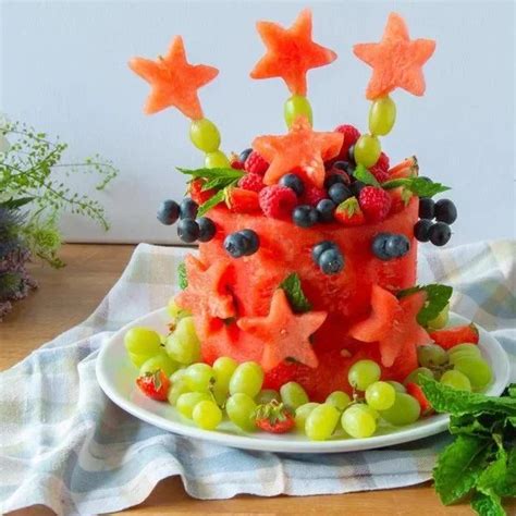 Detská torta z piškót a ovocia