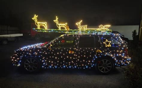 Auto ozdobené sobie parohami a červeným nosom