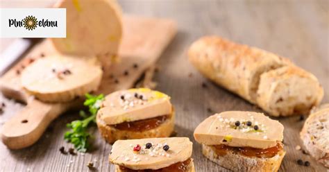 Foie gras na tanieri s brusnicami a pečivom