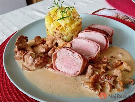 Rôzne prílohy k mäsu s hubovou omáčkou: ryža, zemiaky, knedle a čerstvá zelenina.