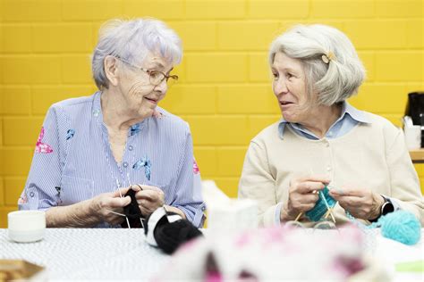 Seniori hrajúci petanque