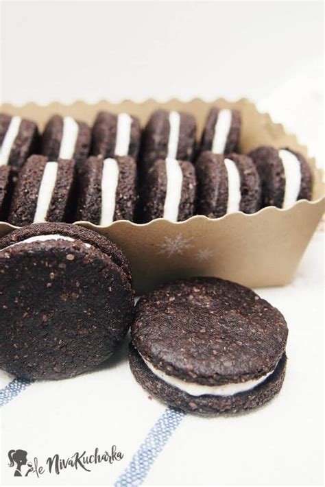 Domáce Oreo sušienky na tanieri