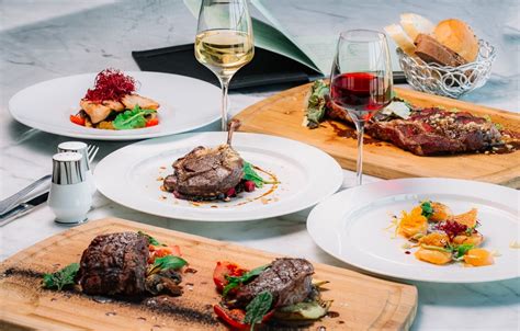 Ilustrácia párovania jedla a vína (ryba s bielym vínom, steak s červeným vínom)