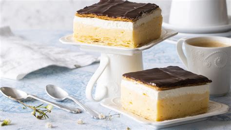 Vrstvený dezert francúzska kocka