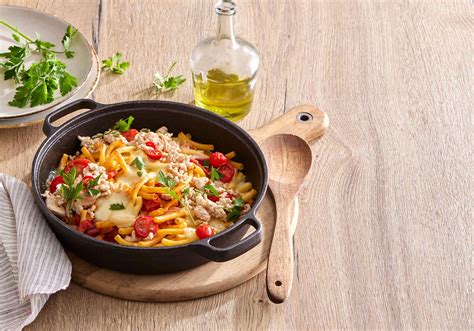 Hotové cestoviny s morčacím mäsom, feniklom a paradajkami posypané parmezánom