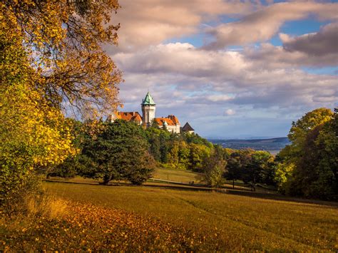 Smolenice - panoráma obce so Smolenickým zámkom