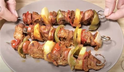 Všetky ingrediencie na ražniči pripravené na krájanie