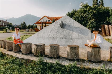 Slnečné hodiny v Novej Lesnej s panorámou Tatier