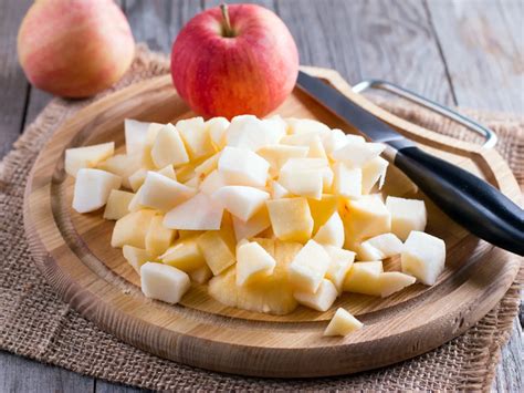 Nakrájané jablká s citrónovou šťavou