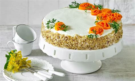 Sviatočná mrkvová torta s marcipánovými kvetmi