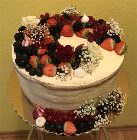 Nahá torta zdobená čerstvým ovocím a kvetmi