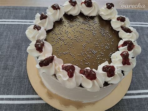 Vianočná torta s lesným ovocím a zeleným krémom